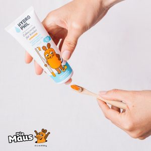08Z05_Hydrophil_Kids Zahncreme Maus Aprikose_75ml_2.jpeg 08Z05_Hydrophil_Kids Zahncreme Maus Aprikose_75ml_2.jpeg