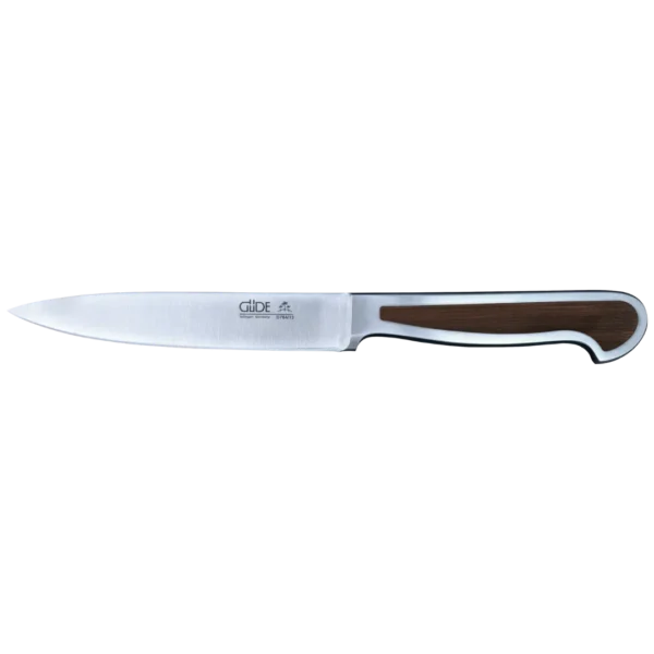 Ein Bild aus dem Taiga Store von taiga.green. Ein Küchenmesser aus rostfreiem Stahl mit einer scharfen Klinge, einem Holzgriff und dem Markennamen Güde auf der Klinge. Der Griff hat ein geschwungenes Design mit einer dunklen Holzeinlage. Jetzt bestellen im Eco Shop von www.taiga.green. Hier nachhaltig einkaufen mit dem Taiga Eco Rating