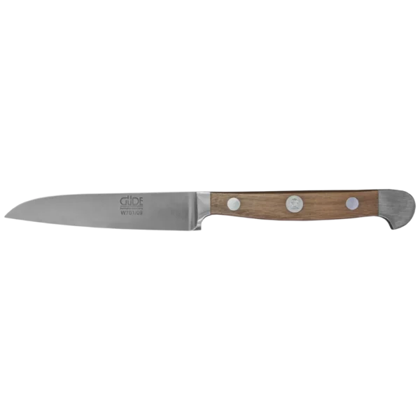 Ein Bild aus dem Taiga Store von taiga.green. Ein Schälmesser mit einer scharfen, spitzen Klinge aus rostfreiem Stahl und einem Holzgriff, der mit drei Metallnieten befestigt ist. Der Griff hat eine Endkappe aus Metall. Auf der Klinge ist in der Nähe des Griffs ein Text eingraviert. Jetzt bestellen im Eco Shop von www.taiga.green. Hier nachhaltig einkaufen mit dem Taiga Eco Rating