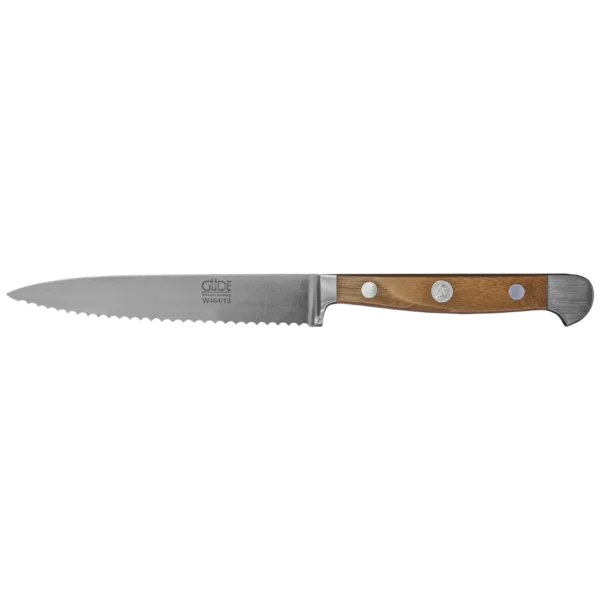 Ein Bild aus dem Taiga Store von taiga.green. Ein gezacktes Küchenmesser mit silberner Klinge und einem Holzgriff mit drei Metallnieten, fotografiert auf einem schlichten weißen Hintergrund. Jetzt bestellen im Eco Shop von www.taiga.green. Hier nachhaltig einkaufen mit dem Taiga Eco Rating