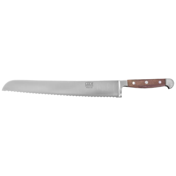 Ein Bild aus dem Taiga Store von taiga.green. Ein langes Brotmesser mit einer gezahnten Klinge aus rostfreiem Stahl und einem braunen Holzgriff mit drei silbernen Nieten. Jetzt bestellen im Eco Shop von www.taiga.green. Hier nachhaltig einkaufen mit dem Taiga Eco Rating