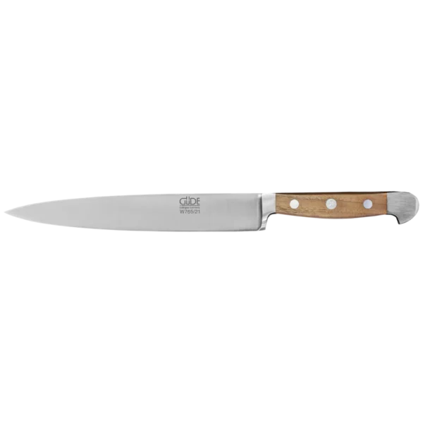 Ein Bild aus dem Taiga Store von taiga.green. Ein gezacktes Küchenmesser mit einer langen Klinge aus rostfreiem Stahl und einem mit drei Metallnieten befestigten Holzgriff, fotografiert auf einem schlichten weißen Hintergrund. Jetzt bestellen im Eco Shop von www.taiga.green. Hier nachhaltig einkaufen mit dem Taiga Eco Rating