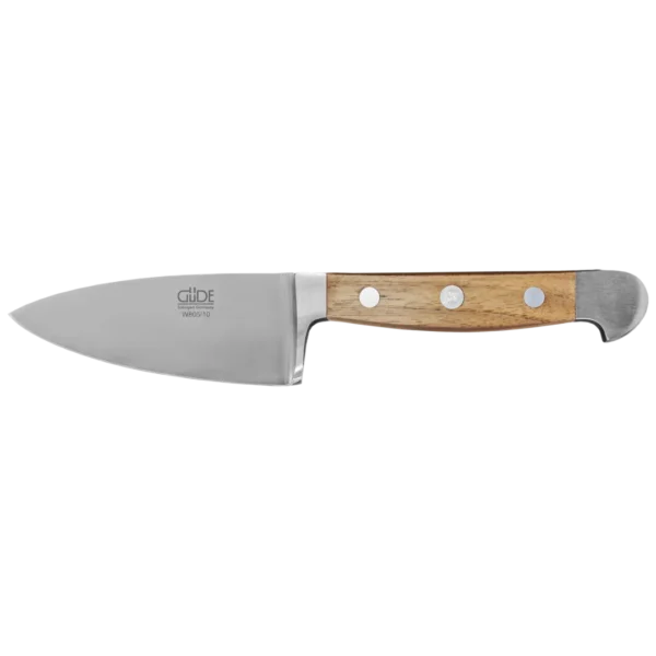 Ein Bild aus dem Taiga Store von taiga.green. Ein Kochmesser mit einer breiten Klinge aus rostfreiem Stahl und einem Holzgriff mit drei Metallnieten, dargestellt auf einem schlichten weißen Hintergrund. Jetzt bestellen im Eco Shop von www.taiga.green. Hier nachhaltig einkaufen mit dem Taiga Eco Rating