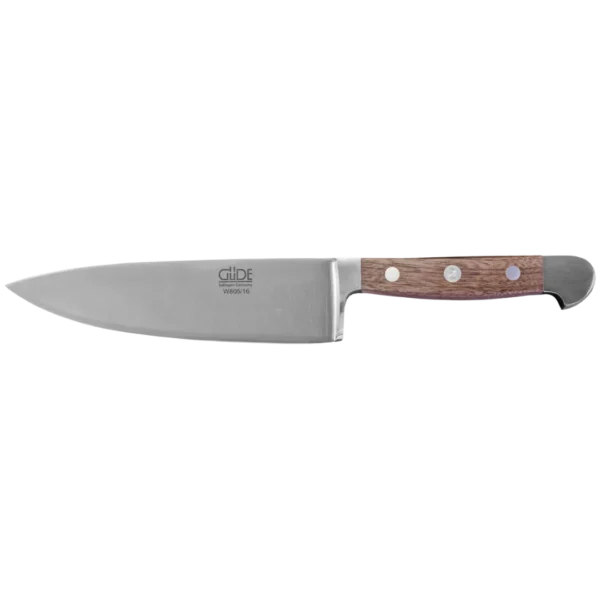 Ein Bild aus dem Taiga Store von taiga.green. Ein Kochmesser mit einer Klinge aus rostfreiem Stahl und einem Holzgriff, der mit drei Metallnieten versehen ist, liegt flach auf einem weißen Hintergrund. Jetzt bestellen im Eco Shop von www.taiga.green. Hier nachhaltig einkaufen mit dem Taiga Eco Rating