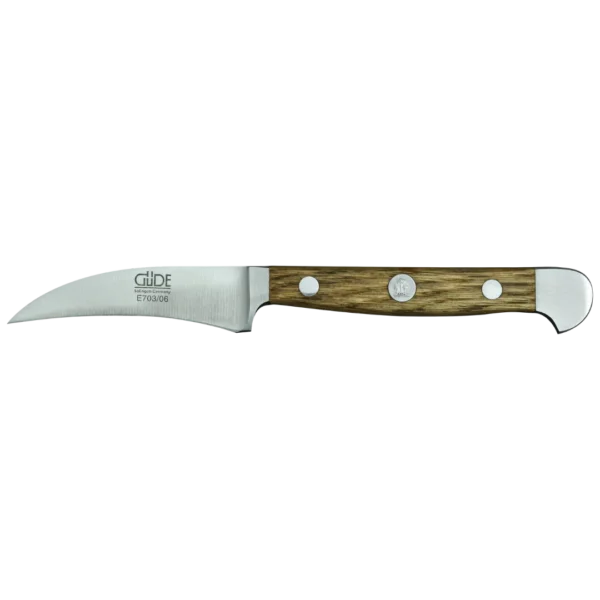 Ein Bild aus dem Taiga Store von taiga.green. Ein kleines Küchenmesser mit einer gebogenen Klinge aus rostfreiem Stahl und einem Holzgriff mit drei Metallnieten und einer abgerundeten Metallkappe. Jetzt bestellen im Eco Shop von www.taiga.green. Hier nachhaltig einkaufen mit dem Taiga Eco Rating