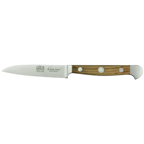 Ein Bild aus dem Taiga Store von taiga.green. Ein kleines Küchenmesser mit einer Klinge aus rostfreiem Stahl, einem Holzgriff und drei Metallnieten. Auf der Klinge sind ein Brandzeichen und eine Signatur aufgedruckt. Jetzt bestellen im Eco Shop von www.taiga.green. Hier nachhaltig einkaufen mit dem Taiga Eco Rating