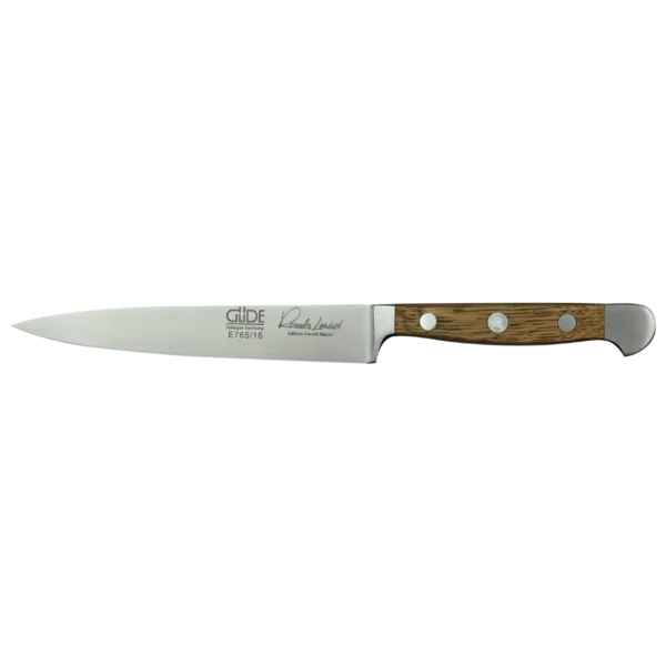 Ein Bild aus dem Taiga Store von taiga.green. Ein Küchenmesser mit einer Klinge aus rostfreiem Stahl, in die ein Text eingraviert ist, und einem Holzgriff mit drei Metallnieten, isoliert auf einem weißen Hintergrund. Jetzt bestellen im Eco Shop von www.taiga.green. Hier nachhaltig einkaufen mit dem Taiga Eco Rating