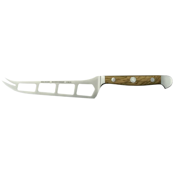 Ein Bild aus dem Taiga Store von taiga.green. Ein Käsemesser mit Holzgriff und einer Klinge aus rostfreiem Stahl, die mit Löchern und einer gegabelten Spitze versehen ist, zum Schneiden und Servieren von Weichkäse. Jetzt bestellen im Eco Shop von www.taiga.green. Hier nachhaltig einkaufen mit dem Taiga Eco Rating