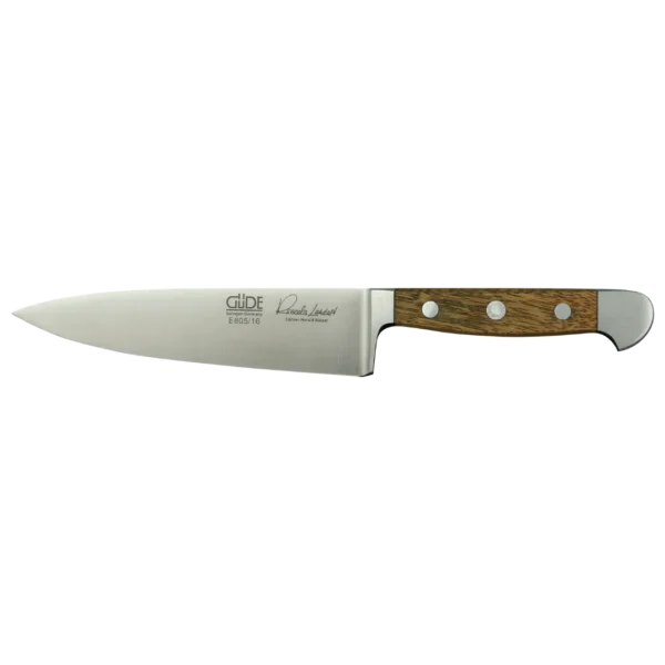 Ein Bild aus dem Taiga Store von taiga.green. Ein Küchenmesser aus rostfreiem Stahl mit einem Holzgriff mit drei Metallnieten, der flach auf einem weißen Hintergrund liegt. Die Klinge ist mit Text und einer Unterschrift graviert. Jetzt bestellen im Eco Shop von www.taiga.green. Hier nachhaltig einkaufen mit dem Taiga Eco Rating