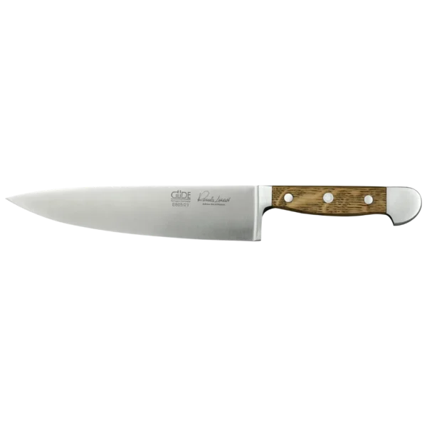 Ein Bild aus dem Taiga Store von taiga.green. Ein Kochmesser mit einer Klinge aus rostfreiem Stahl und einem Holzgriff, der mit drei Metallnieten befestigt ist, dargestellt vor einem weißen Hintergrund. Jetzt bestellen im Eco Shop von www.taiga.green. Hier nachhaltig einkaufen mit dem Taiga Eco Rating