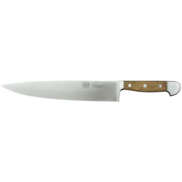 Ein Bild aus dem Taiga Store von taiga.green. Ein Kochmesser aus rostfreiem Stahl mit einer breiten, scharfen Klinge und einem Holzgriff, der mit drei Nieten befestigt ist, auf einem schlichten weißen Hintergrund. Jetzt bestellen im Eco Shop von www.taiga.green. Hier nachhaltig einkaufen mit dem Taiga Eco Rating