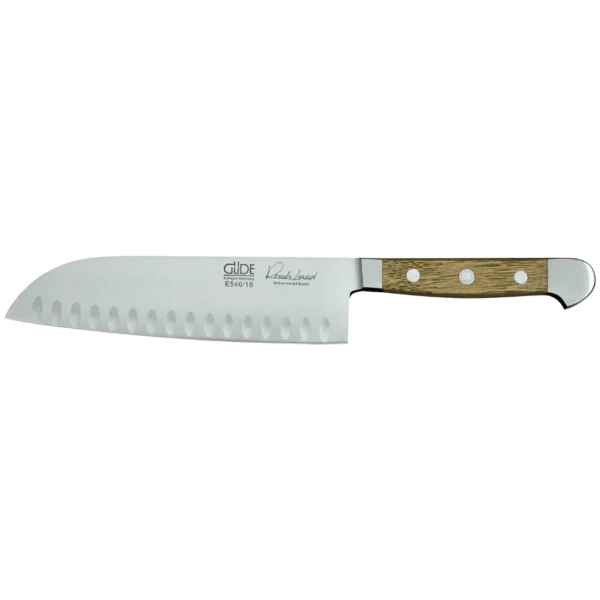 Ein Bild aus dem Taiga Store von taiga.green. Ein Kochmesser mit einer Klinge aus rostfreiem Stahl mit Wellenschliff und einem Holzgriff, der mit drei Metallnieten befestigt ist. Die Klinge ist mit einem Branding und Text versehen. Jetzt bestellen im Eco Shop von www.taiga.green. Hier nachhaltig einkaufen mit dem Taiga Eco Rating