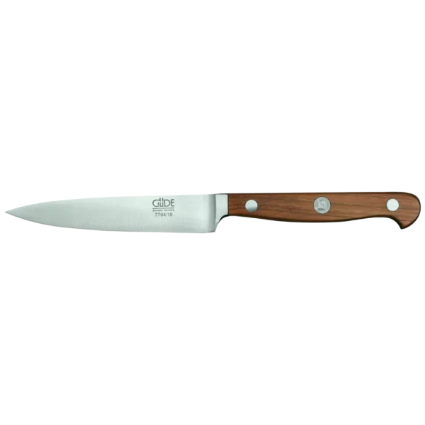 Ein Bild aus dem Taiga Store von taiga.green. Ein Küchenmesser aus rostfreiem Stahl mit spitzer Klinge und einem Holzgriff mit zwei Nieten und einem kleinen Metallemblem. Jetzt bestellen im Eco Shop von www.taiga.green. Hier nachhaltig einkaufen mit dem Taiga Eco Rating
