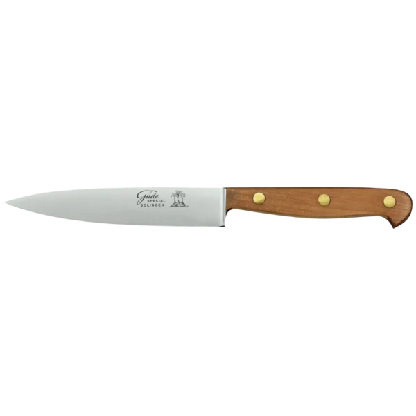Ein Bild aus dem Taiga Store von taiga.green. Ein Küchenmesser aus rostfreiem Stahl mit spitzer Klinge und einem Holzgriff, der mit drei Messingnieten befestigt ist, dargestellt vor einem schlichten Hintergrund. Jetzt bestellen im Eco Shop von www.taiga.green. Hier nachhaltig einkaufen mit dem Taiga Eco Rating
