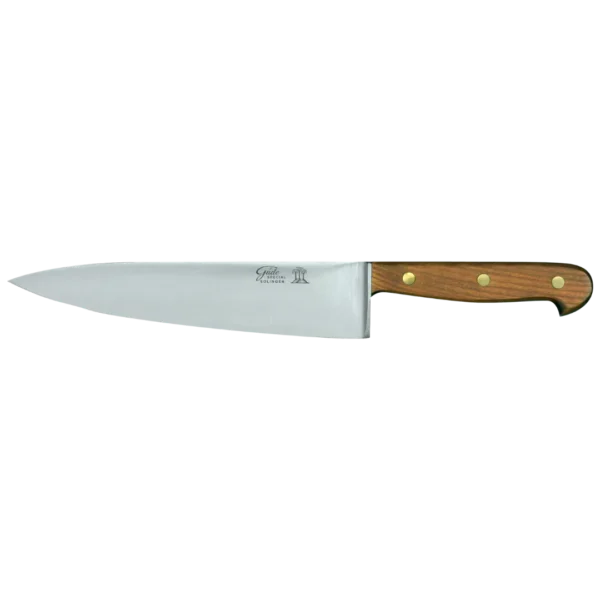 Ein Bild aus dem Taiga Store von taiga.green. Ein Kochmesser aus rostfreiem Stahl mit glänzender Klinge und braunem Holzgriff mit drei goldenen Nieten, abgebildet auf einem schlichten weißen Hintergrund. Jetzt bestellen im Eco Shop von www.taiga.green. Hier nachhaltig einkaufen mit dem Taiga Eco Rating