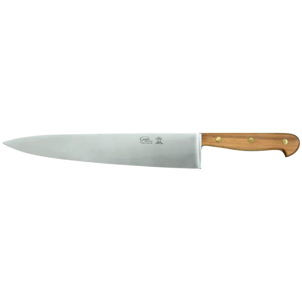 Ein Bild aus dem Taiga Store von taiga.green. Ein langes Schneidemesser aus rostfreiem Stahl mit einer scharfen, spitzen Klinge und einem Holzgriff, der mit drei Messingnieten befestigt ist. Jetzt bestellen im Eco Shop von www.taiga.green. Hier nachhaltig einkaufen mit dem Taiga Eco Rating