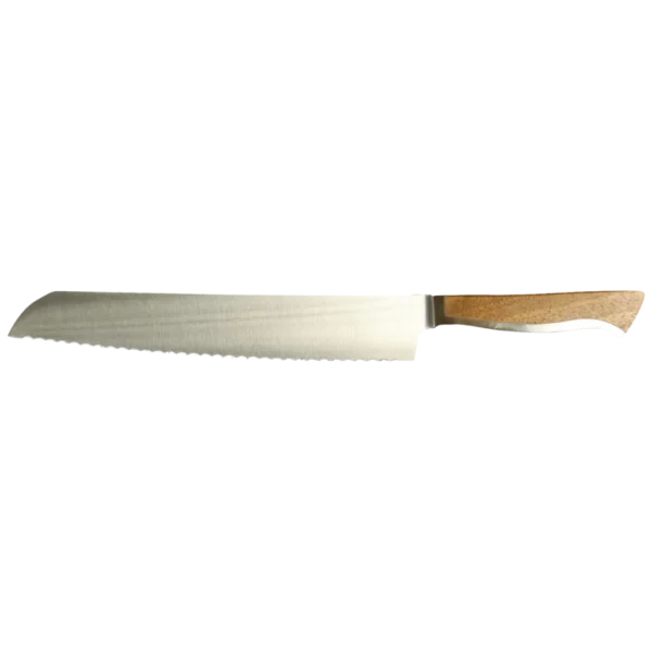 Ein Bild aus dem Taiga Store von taiga.green. Ein Brotmesser mit Wellenschliff und glänzender Klinge aus rostfreiem Stahl und hellbraunem Holzgriff, von der Seite gesehen auf einfarbigem Hintergrund. Jetzt bestellen im Eco Shop von www.taiga.green. Hier nachhaltig einkaufen mit dem Taiga Eco Rating