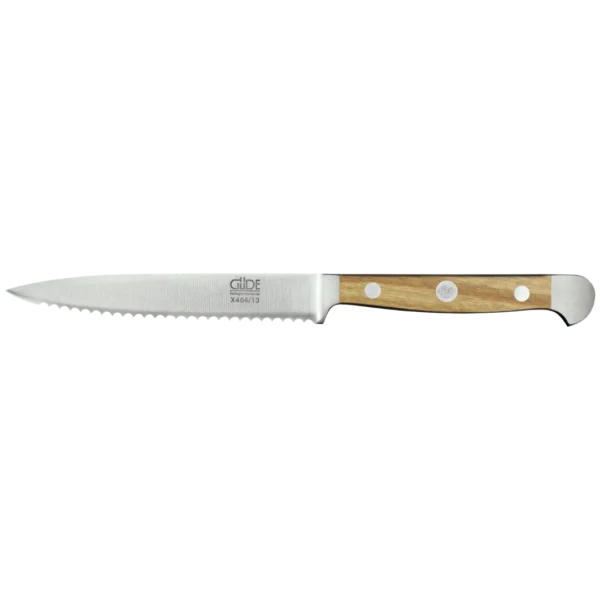 Ein Bild aus dem Taiga Store von taiga.green. Ein gezacktes Küchenmesser mit silberner Klinge und einem Holzgriff mit drei Metallnieten, dargestellt auf einem schlichten weißen Hintergrund. Jetzt bestellen im Eco Shop von www.taiga.green. Hier nachhaltig einkaufen mit dem Taiga Eco Rating